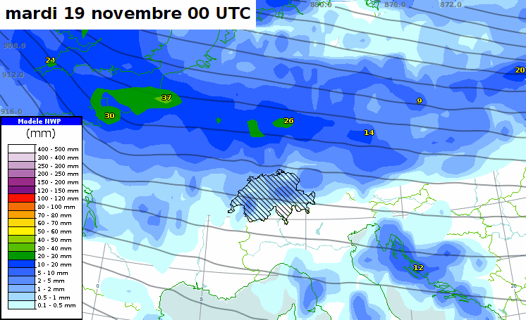 Précipitations totales cumulées depuis lundi 18.11 00z en mm (couleurs) et géopotentiel à 9000 m (isolignes noires) prévus par le modèle IFS de mardi 19.11 à mercredi 20.11 12h.