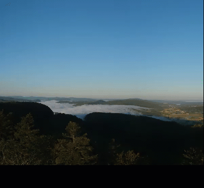 Dissipation du brouillard dans un vallon jurassien entre 8h et 10h30 ce mardi 26 septembre