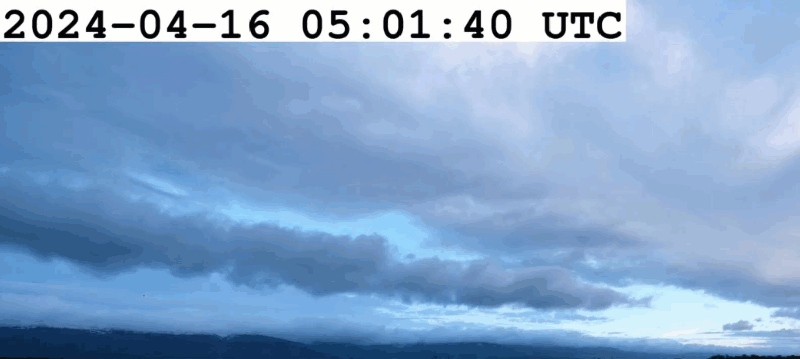 Timelapse du ciel en direction du Jura, réalisé depuis la webcam de l’aéroport de Genève, sur lequel on visualise les bancs de nuages parallèles, lenticulaires (en altitude, en haut à droite) superposés aux nuages de rotors (plus bas). 