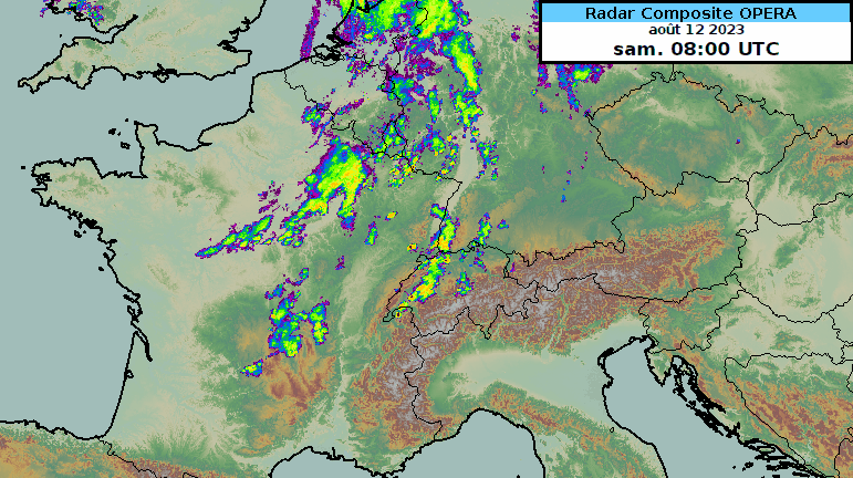 Fig 2 : Animation radar du composite européen (OPERA) le samedi 12 août 2023 entre 08h00 et 12h30 UTC (entre 10h et 14h30 locales). On repère l'arrivée de l'activité d'averses et d'orages depuis l'ouest, plus répandue sur le nord de la France et sur le Benelux à proximité immédiate de l'onde courte d'altitude.