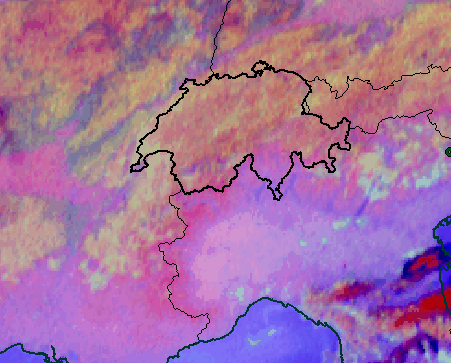 Animation satellite infrarouge avec les nuages moyens en orange, et les nuages élevés en bleu foncé.