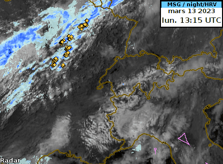 Animation combinant réflectivités radar matérialisant les précipitations (en bleu), les nuages (en blanc) et les éclairs relevés (losanges jaunes) de lundi en début d'après-midi jusqu'en milieu de nuit.