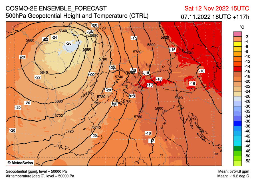 Géopotentiel et température à 500 hPa (environ 5500 m) prévus le samedi 12 novembre à 15UTC (16h locales) par le run déterministe du modèle COSMO-2E sur 3 runs successifs 07.11 18UTC, 08.11 00UTC et 08.11 06UTC.