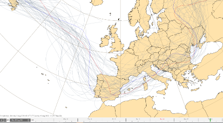 Altitude du géopotentiel 500 hPa dans la prévision d'ensemble du 8 août à 00 UTC. Prévision pour le 16 août à 12 UTC. En bleu : run déterministe ; en rouge : run de contrôles ; en gris : différents membres.