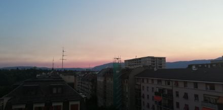 Image du ciel teinté en jaune orange dû à la présence de poussière des fumées des feux de forêt le 10 août 2022.
