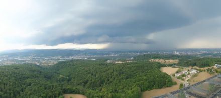 Figure 4 : prise webcam Roundshot depuis St. Chrischona près de Bâle montrant l'approche d'un orage supercellulaire responsable de chutes de grêle, de fortes rafales de vent et d'importants cumuls de pluie sur le nord du Jura et dans la région bâloise l'après-midi du mercredi 17.08.2022.