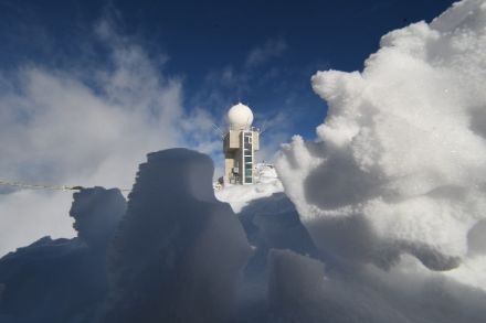 La construction au sommet du Weissfluh, l’un des 5 radars météorologiques de MétéoSuisse.