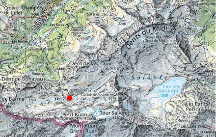 Le versant ouest des Dents-du-Midi présente au courant d'ouest une face compacte de plus de 1000 m de haut. L'effet orographique y est particulièrement prononcé, et la station de mesure de Clusanfe (point rouge) - situé au pied de cette falaise - présente par ce type de situation des cumuls nettement supérieurs à ceux des stations environnantes, notamment celle de Champéry.