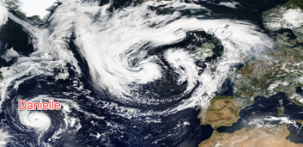 Image satellite visible de l'Atlantique nord du 4 septembre 2022 montrant la vaste dépression sur les îles britanniques (à droite) et l'ouragan Danielle (en bas à gauche).