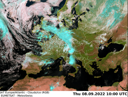 Image satellite RGB (Cloud/Ice) de jeudi 8 septembre à 12h locales, avec en blanc les nuages bas et moyens, en bleu les nuages très élevés (glace)