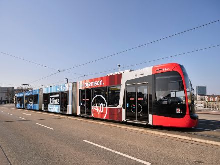 Le "tram climatique de Brême" a reçu le prix Eunice-Foote pour la communication climatique 2022. Le tram est imprimé avec les "rayures de réchauffement" et circule pendant deux ans à travers Brême. A l'intérieur, des informations sur le changement climatique sont diffusées sur les écrans, ou à travers des dépliants et des présentations. Image : © oblik.de
