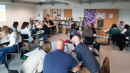 Lors de l'atelier des trois services météorologiques de Suisse, d'Allemagne et d'Autriche, les participants ont discuté des différents portails de données. Image : MétéoSuisse