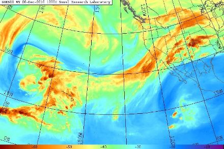 Imagerie de la vapeur d'eau sur le Pacifique oriental prise depuis le satellite GOES 11, montrant une large rivière atmosphérique au-dessus de la Californie en décembre 2010.