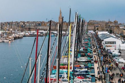 Bateaux encore au calme dans les bassins du port des Sablons à Saint-Malo, avec les fortifications d’Intra-Muros en fond.