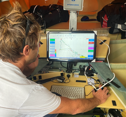 Le skipper français Ian Lipinski à bord de son Class40 analyse les routes proposées par son logiciel de routage en fonction de la météo.