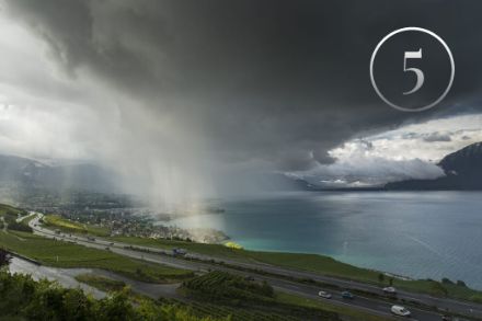 Derrière cette averse inhabituelle sur le lac Léman se cache ce qu'on appelle "le lake effect", juillet 2017. Photo : MétéoSuisse, Dean Gill