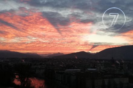 Les sommets des Alpes valaisannes et françaises projettent leurs ombres et créent une ambiance impressionnante en janvier 2022. Photo : MétéoSuisse, Mikhaël Schwander.