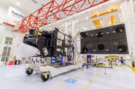 Le satellite MTG-I1 à la fin de sa construction, peu avant d’être transporté par bateau vers la base de lancement de Kourou, en Guyane française.