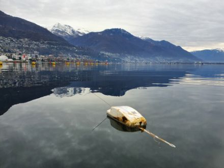 Figure 6 : La protagoniste de cette histoire, la radiosonde S3220913, encore immergée dans les eaux du lac Majeur devant le siège des Canottieri Locarno.o