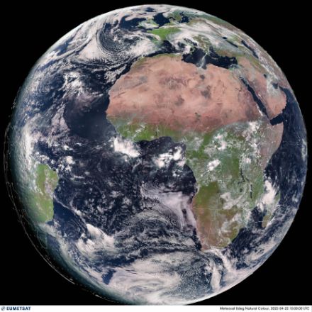 Fig. 1 : La répartition des nuages du pôle Nord au pôle Sud en passant par l'équateur le 22 avril 2022. L'image est fournie par le satellite Meteosat 11 de deuxième génération