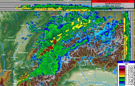 Image radar composite à 02h30 du matin dans la nuit du dimanche 8 au lundi 9 janvier montrant les décharges électriques (cercles et croix colorés) le long d'une ligne orageuse entre Fribourg et l'ouest lémanique.