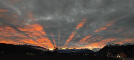 Ombre portée du célèbre trio de l'Oberland bernois sur les nuages au lever du soleil