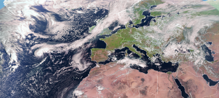 Fig. 2 : Le ciel de la Suisse le 22 septembre 2022 à midi est encore clair, sans nuages. Mais une perturbation s’est développée au-dessus de l’Atlantique. Sa présence est soulignée par la bande de nuages qui s’étend du milieu de l’Atlantique à la Norvège, en passant par les îles britanniques. 