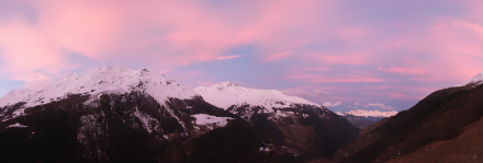 Nuages lenticulaires et minces voiles d'altitude colorés à l'aube ce 1er janvier 2023.