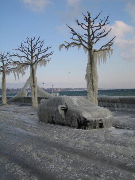 Voiture prise dans la glace sur les quais de Versoix