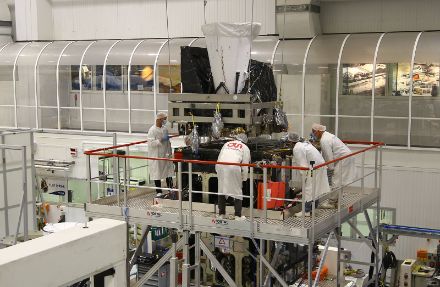 Fig. 3 Les satellites météorologiques sont des équipements très complexes dont le développement et l’assemblage prennent des années. La photo montre une phase de la construction du satellite MTG Imager 