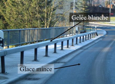Formation d'une fine couche de glace mince sur une route après le passage de véhicules sur une couche de gelée blanche. Le fait que la route traverse un pont a vraisemblablement favorisé la formation plus rapide de gelée blanche sur le bitume.