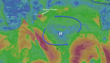 Fig 2 : Régime des vents autour du bassin de l'océan Indien montrant le cyclone tropical "Freddy" s'acheminant dans le régime de vent des alizées en direction de Madagascar au nord de l'anticyclone subtropical. 