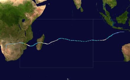 Fig 4 : Le cyclone "Leon-Eline" a enregistré la plus longue trajectoire d'un cyclone tropical, soit plus de 11'000 km. Les points bleutés indiquent une intensité de tempête inférieure à 119 km/h. 