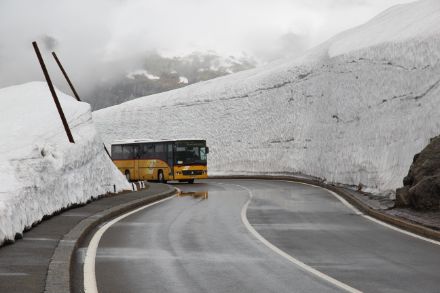 D'énormes quantités de neige se dressent à gauche et à droite de la route du col du Grimsel. 