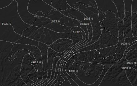 Figure 1 : pression réduite au niveau de la mer (lignes blanches, valeurs en hectopascal) le 07 février 2023 à 03 UTC. Les isobares sont dessinées à partir d’une interpolation des valeurs mesurées aux stations au sol.