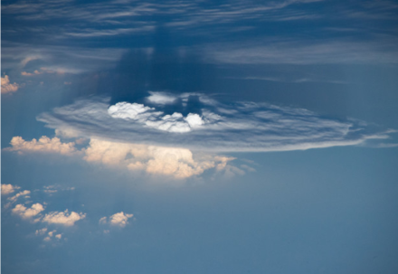 Overshooting top d’un orage vu depuis l’espace. Source : discovermagazine.com