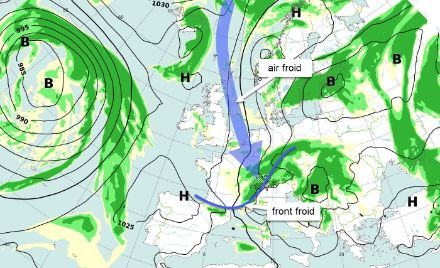 Carte au sol prévue par le modèle ECMWF pour le 27 mars 2023 à 00UTC. Un courant de nord à nord-ouest (en bleu) entraîne de l'air polaire de la mer de Norvège à la Suisse.