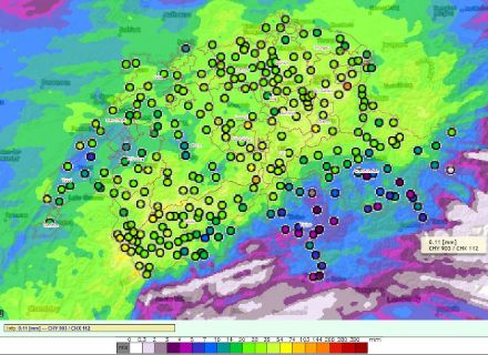 Quantité totale de précipitations en 72h, soit entre vendredi 24 et lundi 27 mars, 12h. Estimation de nos radars, complétée (et souvent corroborée) par les nos stations de mesure (cercles). L'échelle de couleur est donnée au bas de l'image (mm = litres/m2)