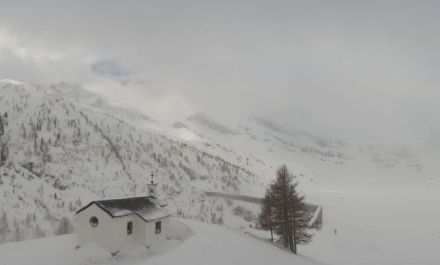Lac de Salanfe, au sud des Dents du Midi, lundi 27 mars, 11h. Les 60 à 80 cm de neige fraîche sont bien visibles autour de la chapelle