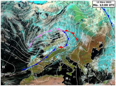 Image satellite sur laquelle sont superposés les isobares (lignes blanches) donnant la pression atmosphérique au niveau de la mer et les fronts (en couleurs) le lundi 13 mars 2023 à la mi-journée.