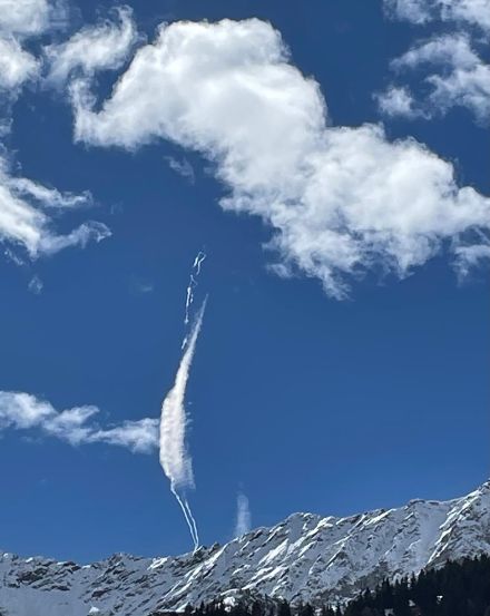 Traînée de condensation au-dessus de Airolo (TI), vers midi