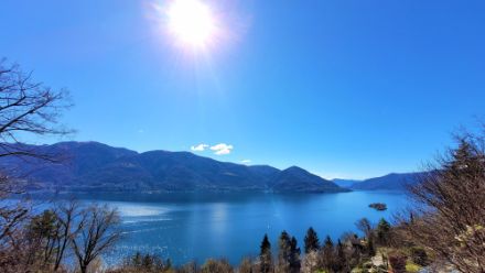 Ciel limpide au-dessus du lac Majeur, vu depuis Arcegno (TI) vers midi