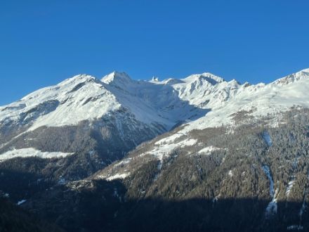 Vue depuis le village d'Eison (VS) vers 9h30 sur la pointe de Vouasson, les Aiguilles Rouges d'Arolla et le Mont de l'étoile.