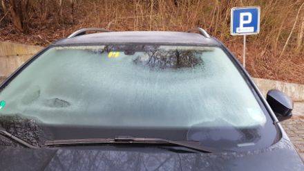 En raison de sa croissance rapide sur un pare-brise, la glace prend généralement plutôt la forme d’une couche uniforme.