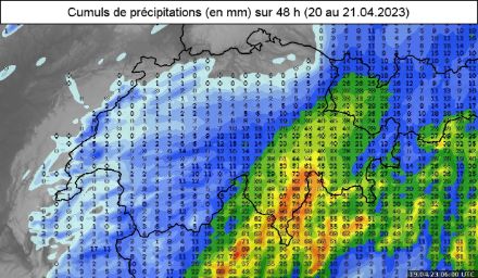 Cumuls de précipitations (en mm) sur 48 heures du jeudi 20 avril au vendredi 21 avril 2022. Il s’agit du scénario de contrôle du modèle COSMO-2E, la localisation des précipitations les plus fortes pourrait varier par rapport à cette modélisation.