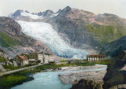Le glacier du Rhône au 19e siècle. Aujourd'hui, le glacier s'est retiré jusque derrière le seuil du terrain à côté du Belvédère, hôtel qu'on distingue sur la route en lacets de la Furka.