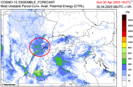 Energie potentielle de convection (CAPE) dimanche à 18 UTC ; ces valeurs seraient considérées comme faibles durant le plein été. A cette période de l’année, elles ne sont toutefois pas négligeables. On retrouve les valeurs de CAPE les plus élevées aux endroit de plus grande humidité, notamment la région lémanique.