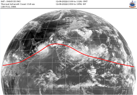 Image infrarouge de l’océan Indien du 12 août 2022 à 11 UTC et ligne de convergence intertropicale (ITCZ - ligne rouge). Source : www.satellite.imd.gov.in