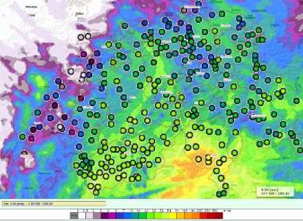Quantités de précipitations (mm ou litres/m2) tombés en 48 h entre dimanche matin 30 avril et ce mardi 2 mai 7h locales. L'échelle de couleur figure au bas de l'image. Les cercles figurent les quantités relevées à nos stations de mesure durant le même laps de temps.