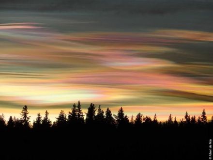 Les nuages nacrés se forment uniquement dans la stratosphère, à des températures inférieures au point de gelée blanche (généralement aux alentours de –85 °C), dans les régions de hautes latitudes des deux hémisphères pendant leurs hivers respectifs. Ils sont souvent de forme lenticulaire